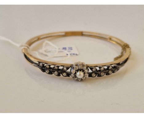 A ANTIQUE GOLD DIAMOND AND PEARL BANGLE 13.7 GMS 6 CM DIAMETER