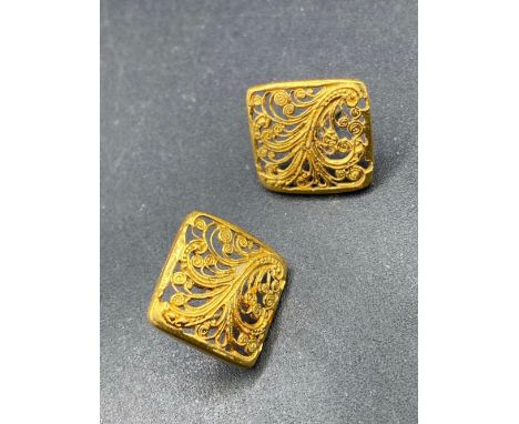 A PAIR VINTAGE 22CT GOLD earrings 6.7g