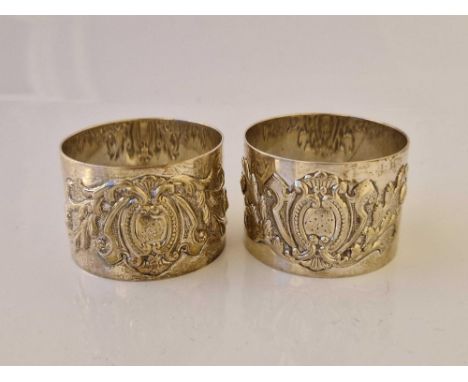 Pair of napkin rings each embossed with a cartouche. London 1903. 63gms