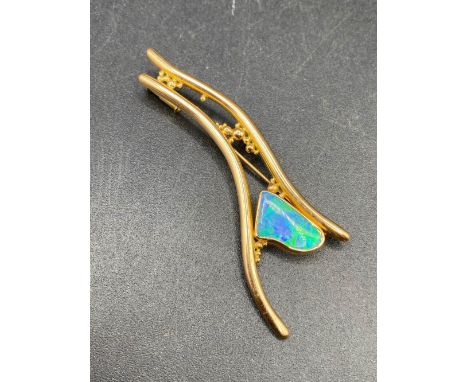 A FINE OPAL GOLD DESIGNER BROOCH 18CT GOLD 15g