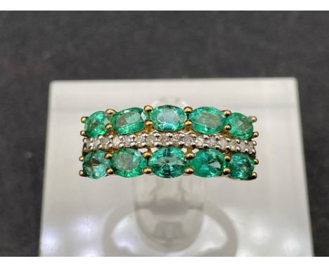 A THREE ROW BRIGHT EMERALD AND DIAMOND RING THE TWO OTTER ROWS SURROUNDING A INNER ROW OF DIAMONDS Size O 3g