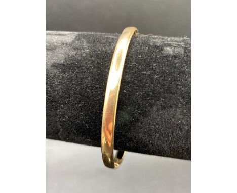 A Victorian gold oval bangle with flush secret opener 5.3g