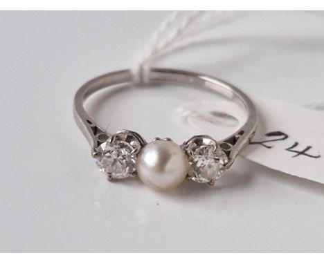 A DIAMOND AND PEARL PLATINUM SET RING WITH GOOD DIAMONDS SIZE R 2.9 GMS