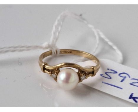 A pearl set ring 9ct size K 1.6 gms