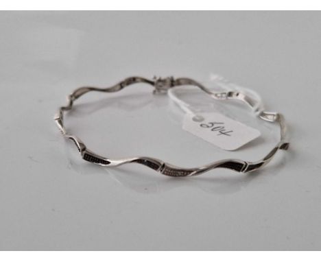 A white gold and diamond bracelet 9ct 7 inch 4.5 gms