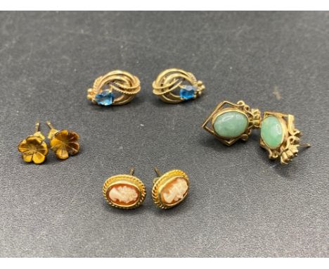 Four pairs of gold gem set earrings 8.8g