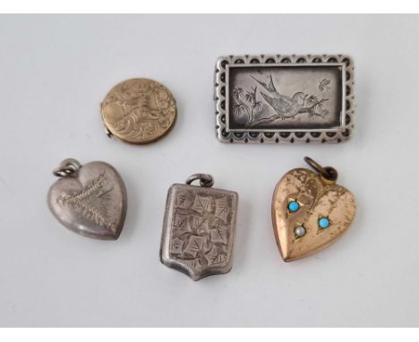 A bag of four lockets and a brooch