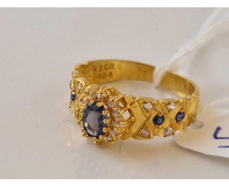 A DIAMOND AND TANZANITE RING 22 CT GOLD SIZE U 5.5 GMS