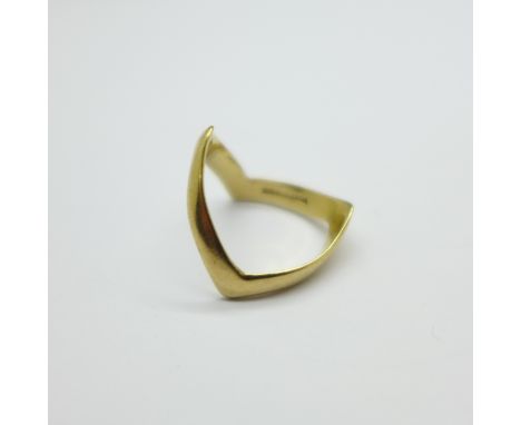 A 9ct gold wishbone ring, 2.5g, P 