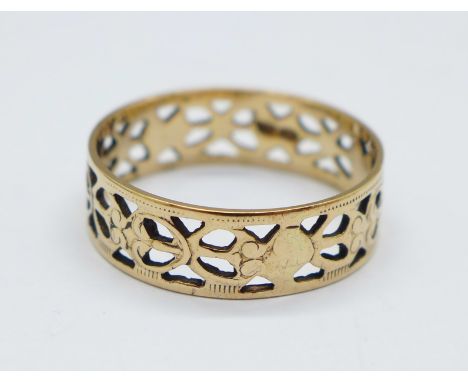 A yellow metal wedding ring, O 