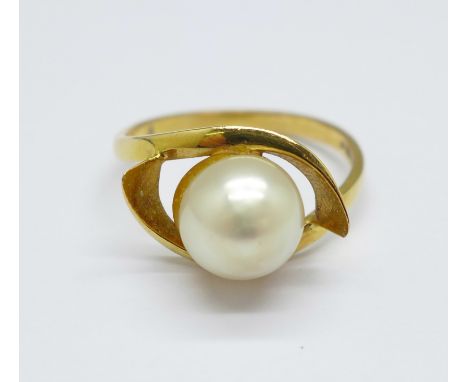 An 18ct gold and pearl ring, 2.8g, L 