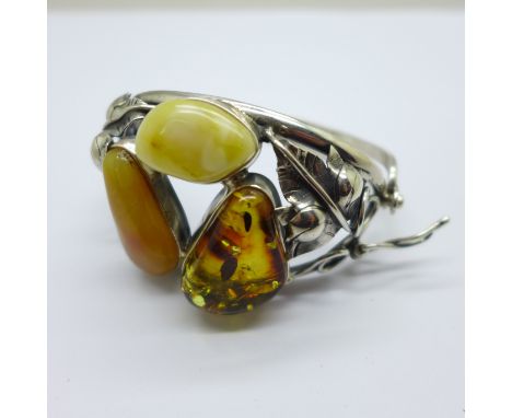 A 925 silver and Baltic amber set bangle, 53g 