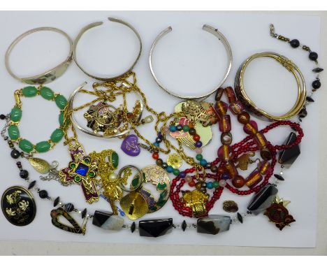 Assorted jewellery including a jade bracelet and earrings, a hardstone necklace, etc. 