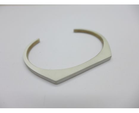 A designer silver bangle, 16g, with matt finish, (opening 3cm) 