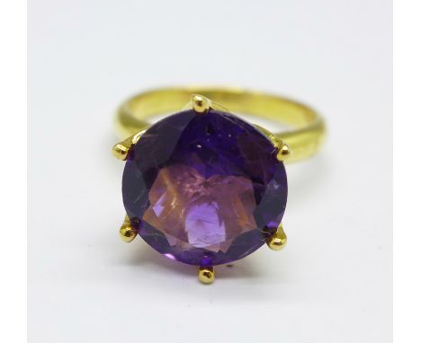 A silver gilt and amethyst solitaire ring, N 