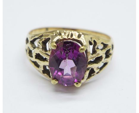 A 9ct gold amethyst ring, 2.8g, O 