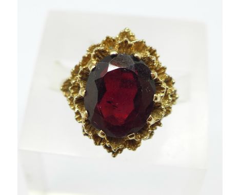 A 9ct gold garnet ring, 5.5g, L 