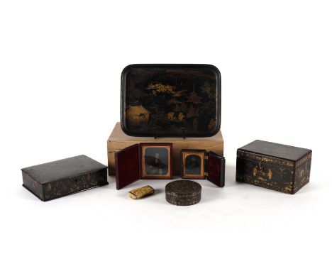 A EUROPEAN INLAID HORN SNUFF BOX DEPICTING TWO LOVE BIRDS19th Century 
8cm diameter; Together with Chinese-Export decorated l