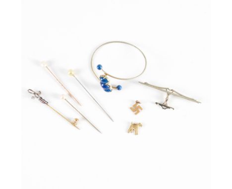 A GROUP OF JEWELLERY (8)Comprising; a 9ct gold dog charm, a gold Swastika charm, detailed 9, combined weight 2.3 grams, a blu