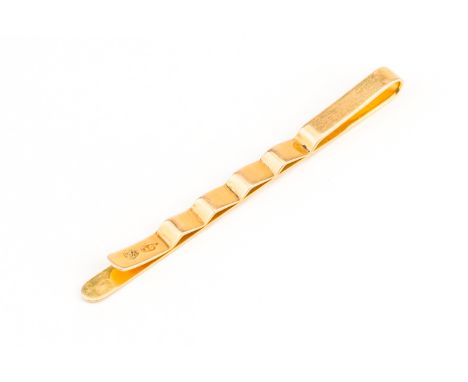AN ITALIAN GOLD TIE SLIDEWith engine turned decoration, detailed 750, length 7cm, weight 6.1 grams
