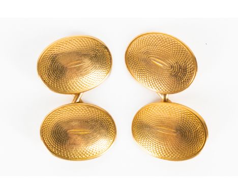 A PAIR OF GOLD CUFFLINKSThe oval backs and fronts engine turned and detailed 18 CT, weight  6 grams