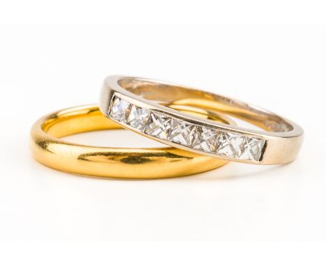 A 22CT GOLD WEDDING BAND AND AN 18CT WHITE GOLD AND DIAMOND SET RING (2)The wedding ring measuring 2.5mm in diameter, size L,