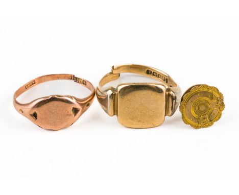 TWO 9CT GOLD SIGNET RINGS AND A DRESS STUD (3)One signet ring Birmingham 1929, the other date indistinct, both shanks split, 
