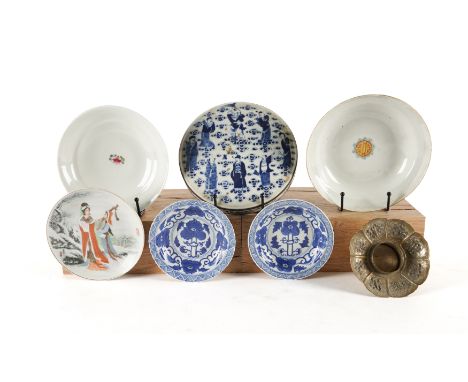 ASIAN CERAMICS INCLUDING A BLUE AND WHITE CIRCULAR LIDDED BOWL (7)19cm diameter, a pair of Chinese blue and white small dishe
