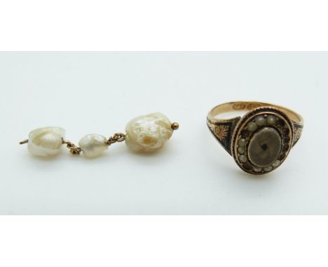 Victorian 15ct gold mourning ring, 2.5g, size N and three pearls on a yellow metal chain