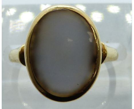 A c1900-1910 18ct gold ring set with agate, maker WW, 3.7g, size J