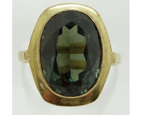 A yellow metal ring marked 333 set with an oval cut diopside, 4.3g, size M&nbsp;