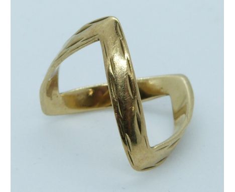 A 9ct gold V shape ring, 2.3g, size K/L