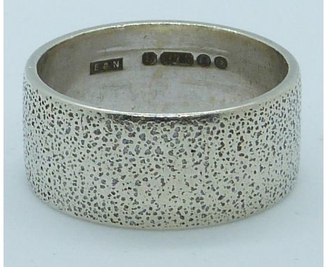 A 9ct white gold ring with textured design, 8.1g, size T