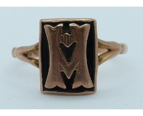 A 9ct rose gold ring set with the letter M, 2.2g, size O