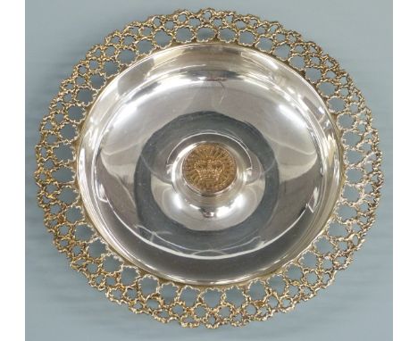 Stuart Devlin hallmarked Silver Jubilee dish with pierced and textured rim, London 1977, diameter 17cm, weight 182g