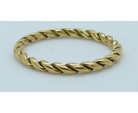 A yellow metal twist ring, 1.4g, size I/J