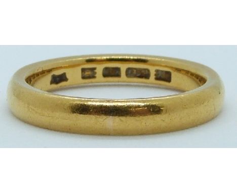 A 22ct gold wedding band, London 1924, 8g, size R
