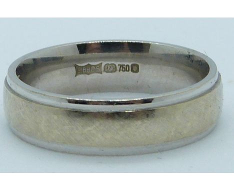 An 18ct white gold wedding band/ ring, 5.4g, size L