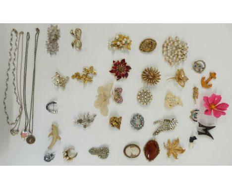 A collection of vintage brooches including Sarah Coventry, enamel, cameo, agate etc&nbsp;
