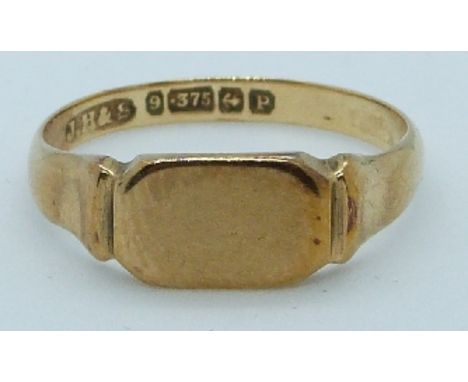 A 9ct gold signet ring, 2.5g, size O