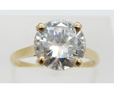 A 9ct gold ring set with a round cut cubic zirconia, 4.1g, size N