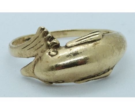 A 9ct gold ring in the form of a dolphin, 2.5g, size Q