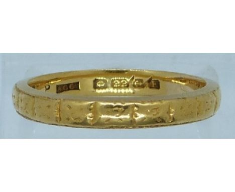 A 22ct gold wedding band with textured detail, Birmingham 1937 maker ACC, 6g, size R/S