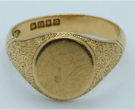 An 18ct gold signet ring with engraved shoulders, London 1931, 6.9g, size T