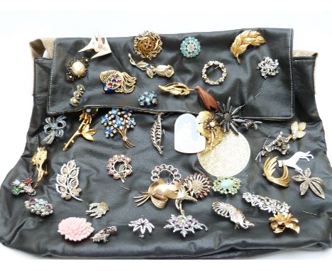 A collection of rings and vintage brooches