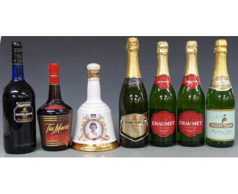 Seven bottles of assorted alcohol comprising three bottles of various sparkling perry, Tia Maria liqueur, Bell's ceramic comm