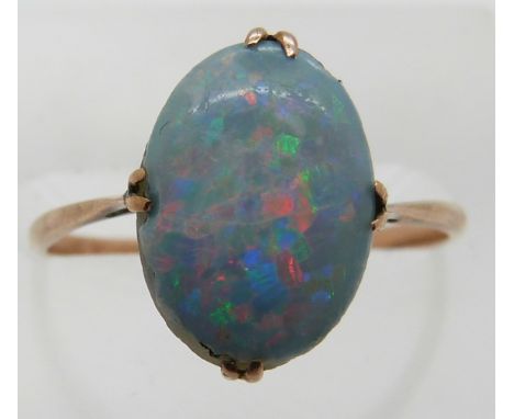 A 9ct gold ring set with an opal doublet, 1.5g, size N