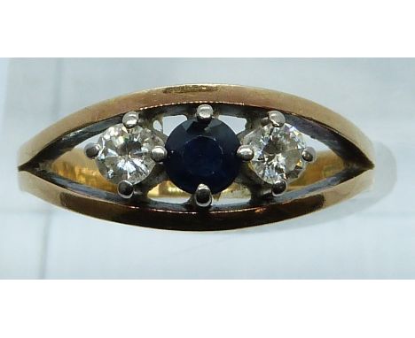 An 18ct gold ring set with a sapphire and two diamonds, 5g, size N