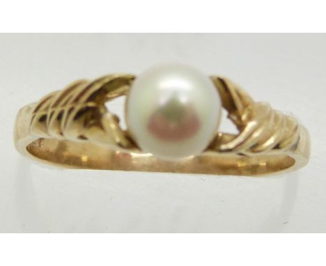 A 9ct gold ring set with a pearl, 2.3g, size P