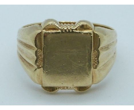 A 9ct gold signet ring, 8.3g, size S